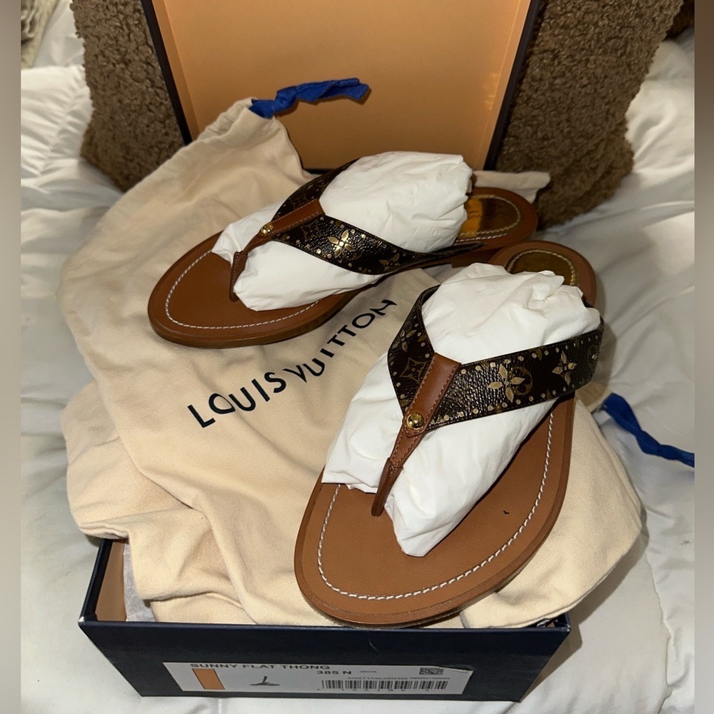 100% Louis Vuitton Thong Sandals✨